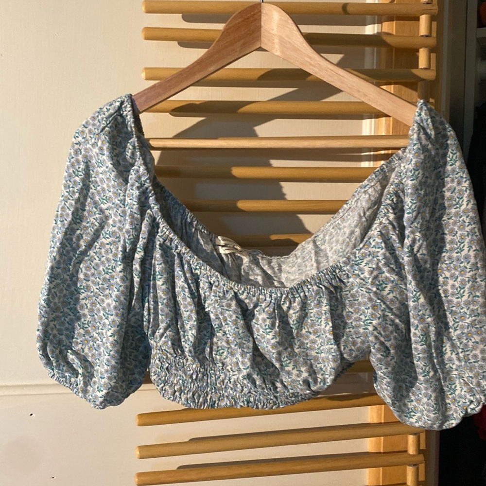 Puff sleeve cropped top